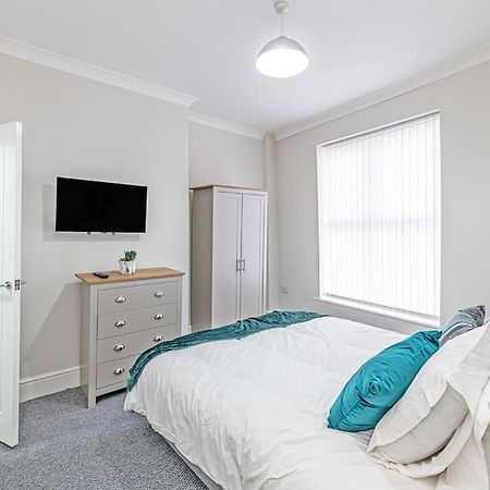 Luxury 5 Bedroom Holiday Home Within Prescot Exterior photo