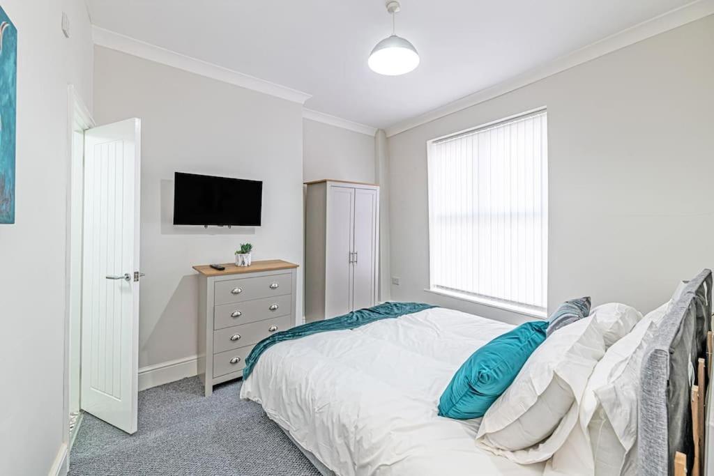 Luxury 5 Bedroom Holiday Home Within Prescot Exterior photo