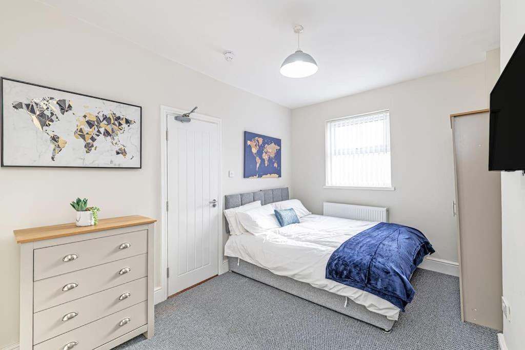 Luxury 5 Bedroom Holiday Home Within Prescot Exterior photo