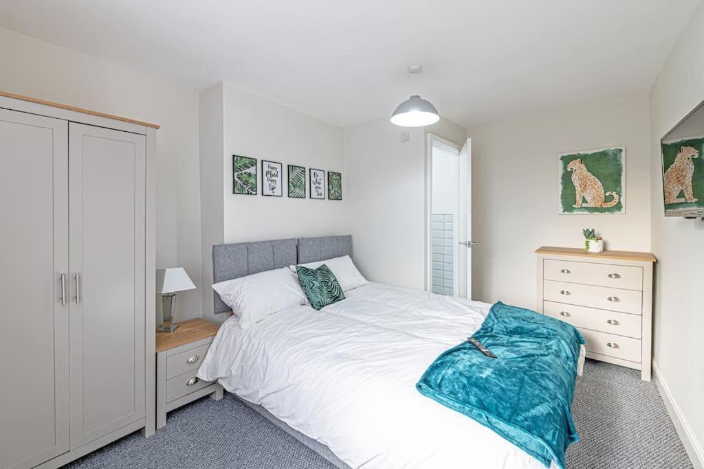 Luxury 5 Bedroom Holiday Home Within Prescot Exterior photo